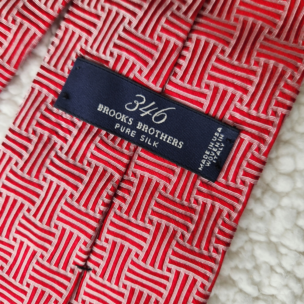 Brooks Brothers  Red Geometric Patterned Men's Tie